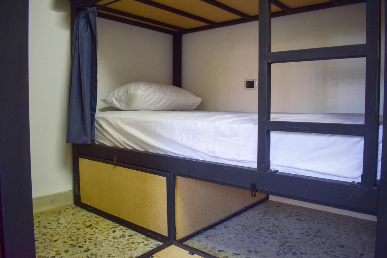 Area 51 Hostel Медельин Экстерьер фото