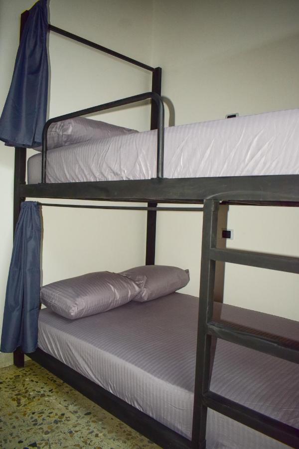 Area 51 Hostel Медельин Экстерьер фото