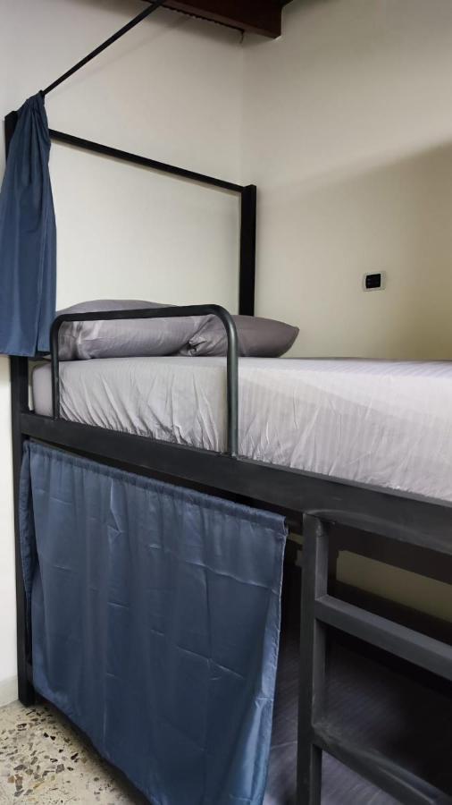 Area 51 Hostel Медельин Экстерьер фото